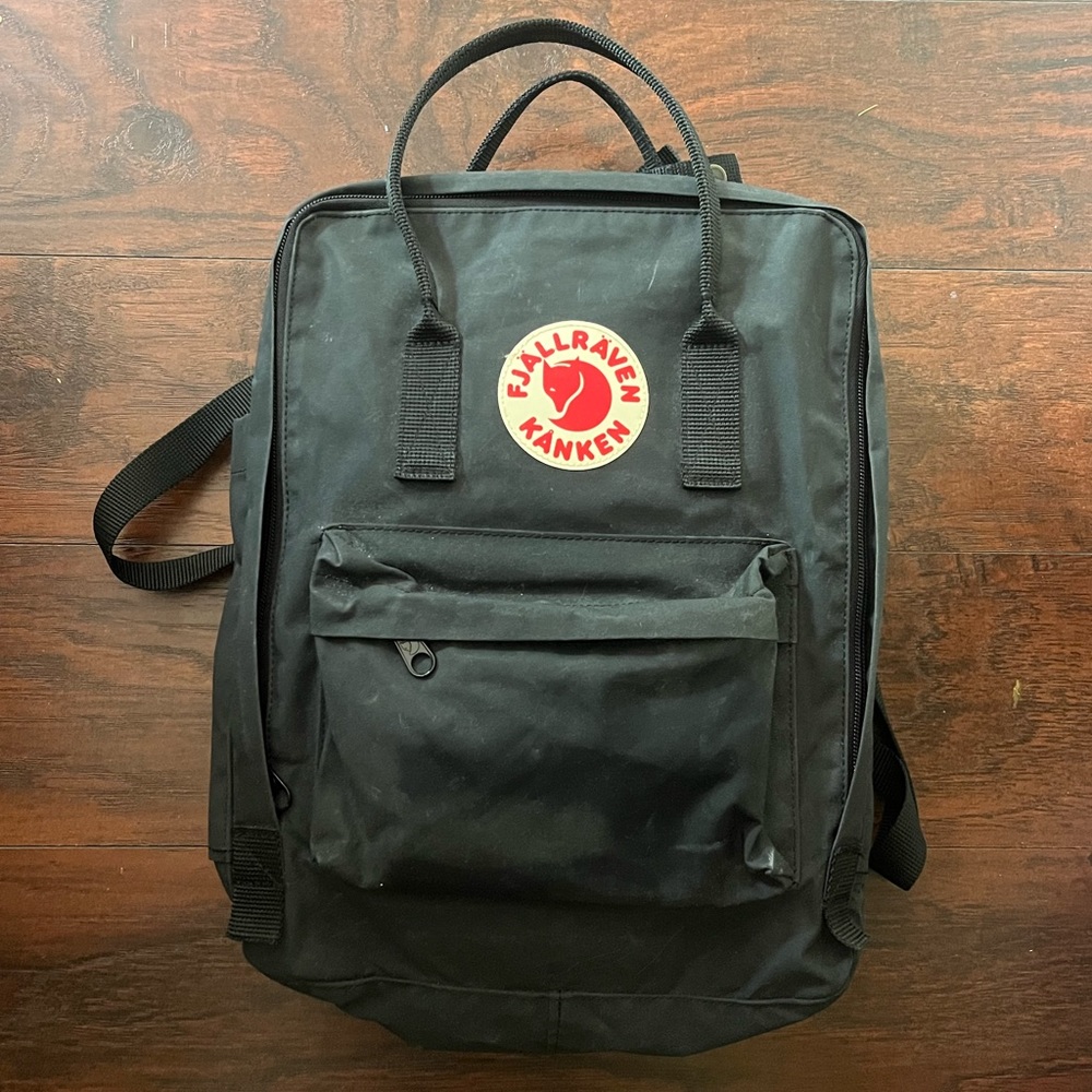 Black fjallraven kanken backpack
